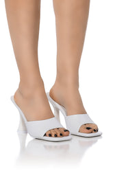 AZALEA WANG EGYPT BASIC SANDAL IN WHITE